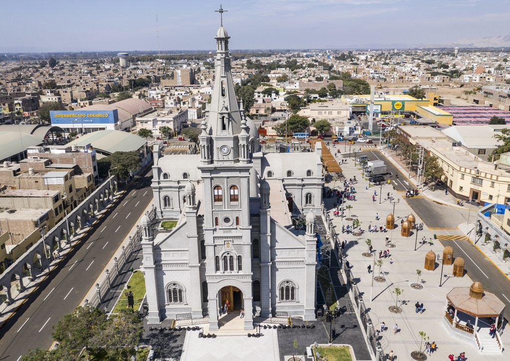 Lais Puzzle - Kirche Templo Señor de Luren, Ica, Peru. Eröffnungstag - 100, 200, 500 & 1.000 Teile p-225557