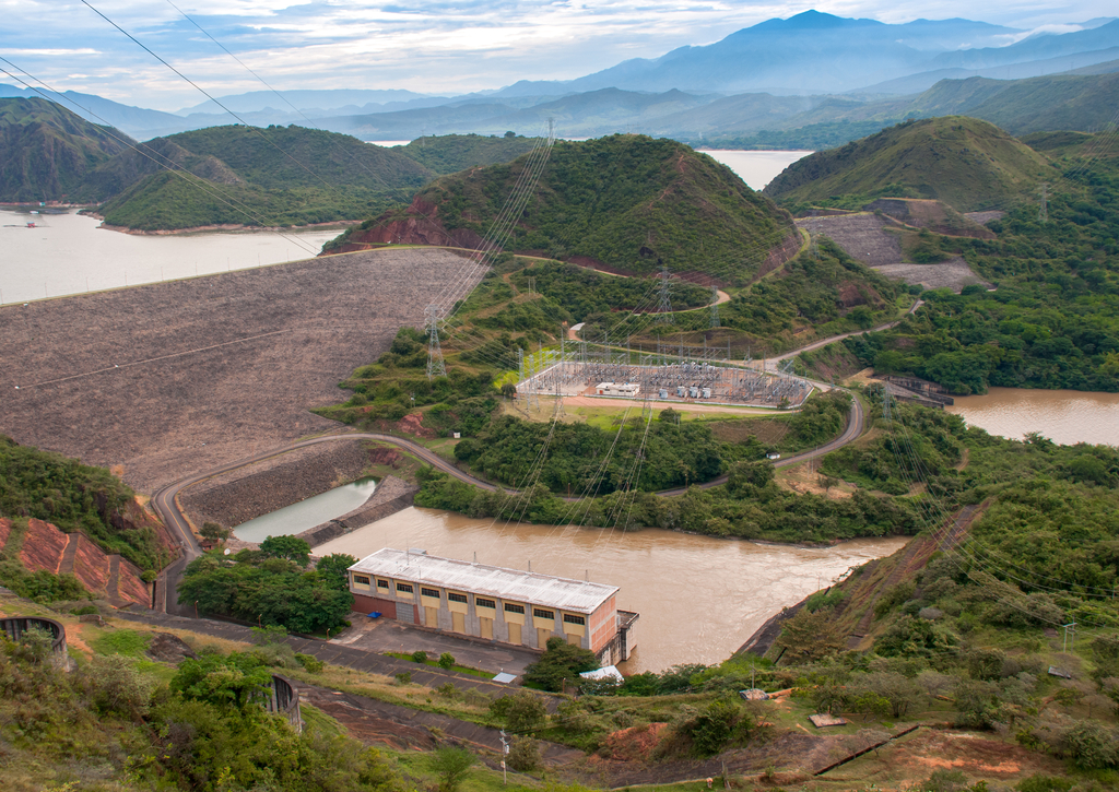 Lais Puzzle - Wasserkraftwerk inmitten von Bergen und Wald im Departement Huila. Eine der Quellen für saubere Energie im Land. Kolumbien - 100, 200, 500 & 1.000 Teile p-234028