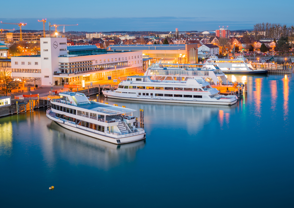 Lais Puzzle - Blick auf Motorboote in der Stadt Friedrichshafen, Deutschland - 40, 100, 200, 500, 1.000 & 2.000 Teile p-237373