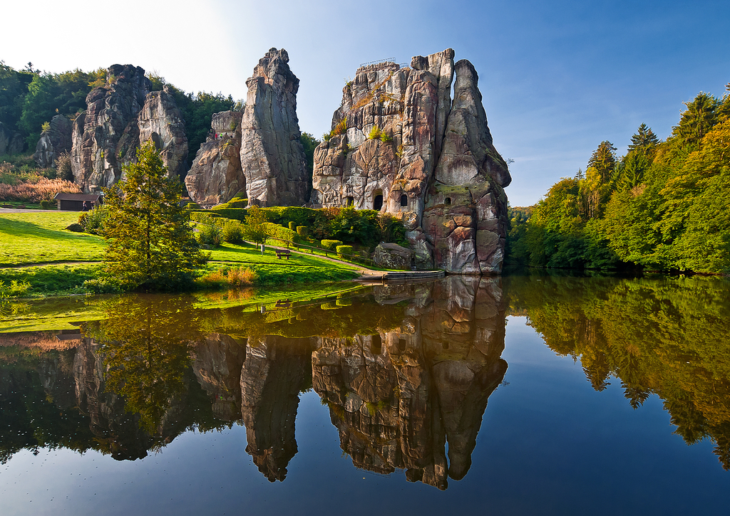 Lais Puzzle - Blick auf die Externsteine mit See vor dem Teutoburger Wald, Deutschland. - 100, 200, 500 & 1.000 Teile p-237428