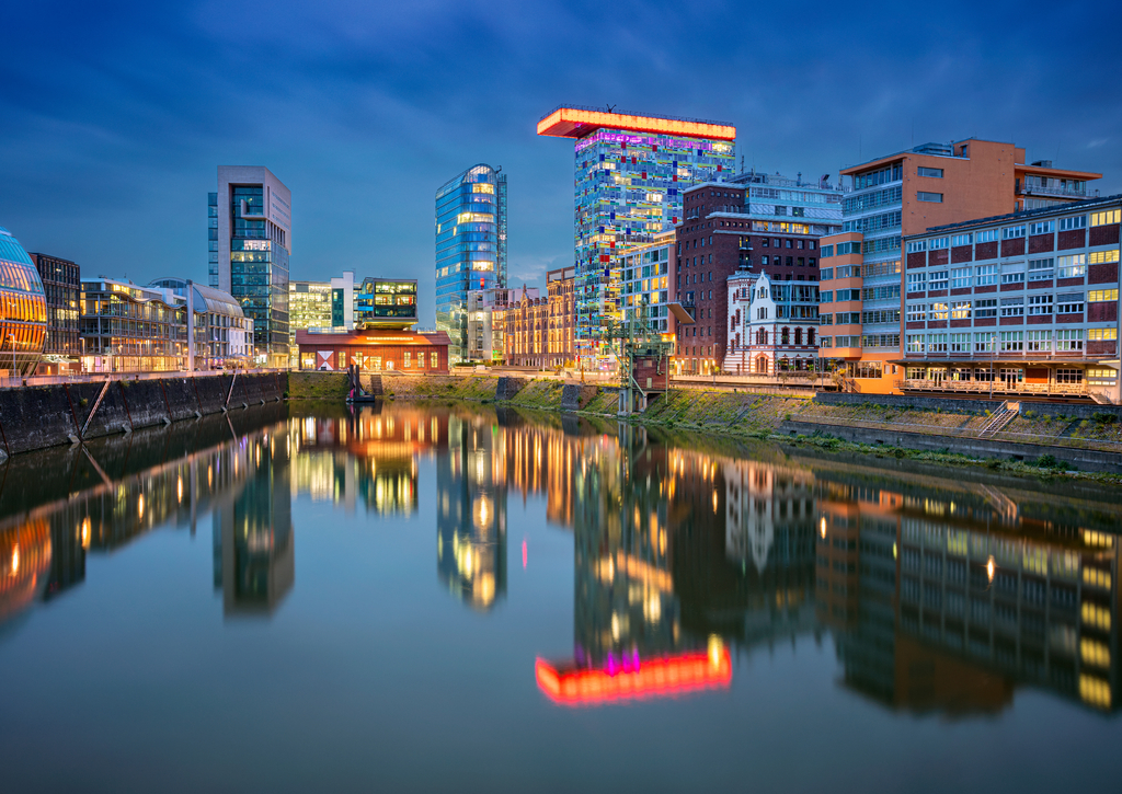 Lais Puzzle - Blick auf den Hafen von Media und die Spiegelung der Stadt im Rhein. Düsseldorf, Deutschland. - 100, 200, 500 & 1.000 Teile p-237838