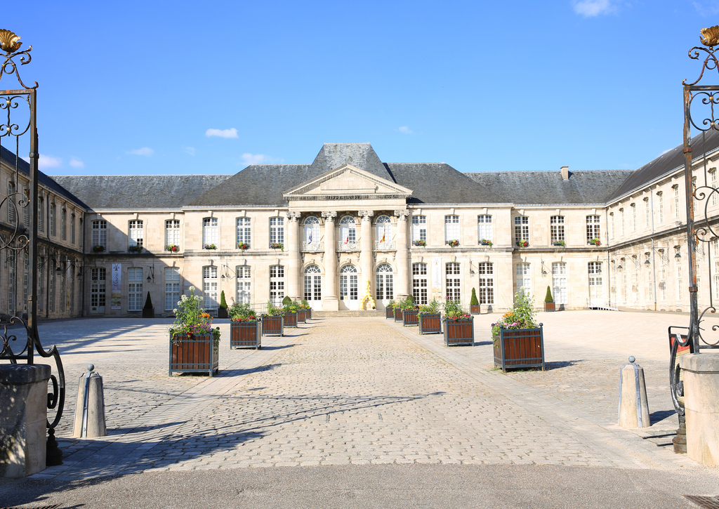 Lais Puzzle - Das historische Schloss Stanislas in Commercy, Lothringen, Grand Est, Frankreich, (Mairie, französisch, Stadtverwaltung, Hôtel de Ville, Rathaus) - 100, 200, 500 & 1.000 Teile p-240188