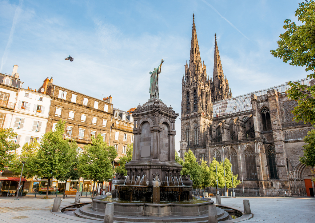 Lais Puzzle - Morgenblick auf den Platz des Sieges mit Denkmal und Kathedrale in der Stadt Clermont-Ferrand in Frankreich - 100, 200, 500 & 1.000 Teile p-240238
