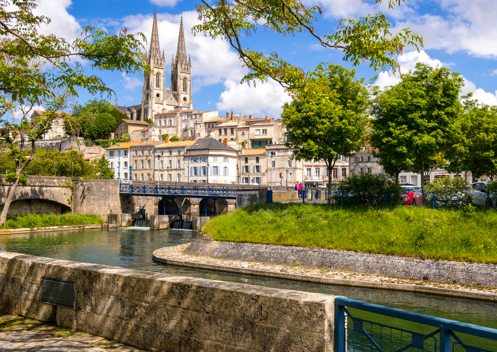 Lais Puzzle - Ein Blick auf Niort vom Kai des Flusses Sevre Niortaise, Deux-Sevres, Region Poitou-Charentes, Frankreich - 100, 200, 500 & 1.000 Teile p-240798