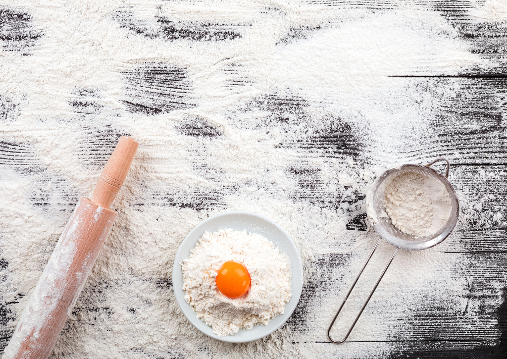 Lais Puzzle - Mehl und Zutaten auf schwarzem Tisch - 100, 200, 500 & 1.000 Teile p-245708