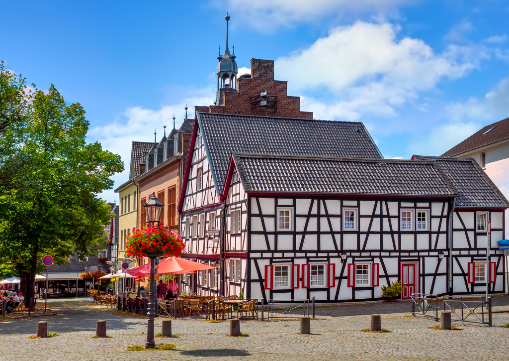 Lais Puzzle - Bad Honnef, Altstadtszene am Alten Rathaus - 100, 200, 500 & 1.000 Teile p-246748