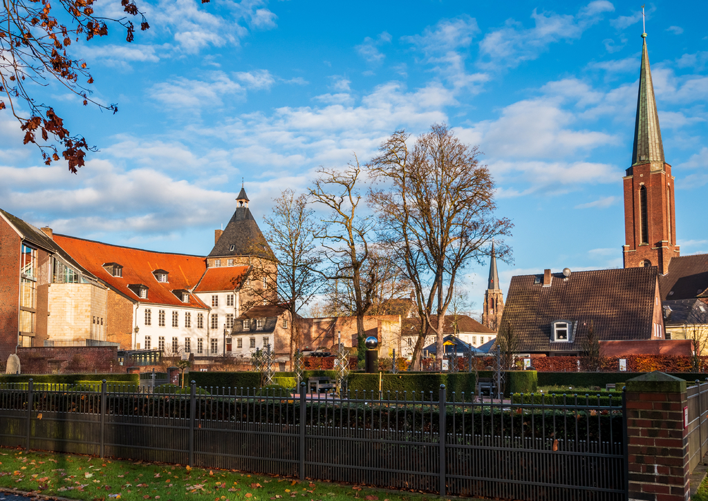 Lais Puzzle - Moerser Grafenschloß mit Kirchturm der benachbarten Kirche St. Josef - 100, 200, 500 & 1.000 Teile p-246873