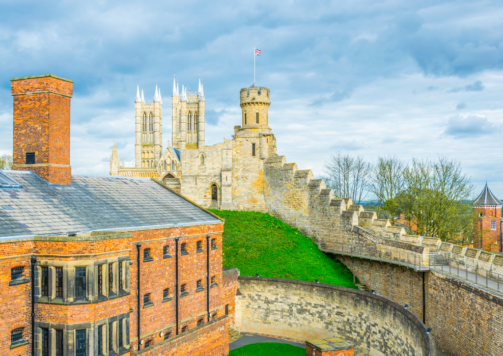 Lais Puzzle - Die Kathedrale von Lincoln mit Blick über den Wall der Burg von Lincoln, England - 100, 200, 500 & 1.000 Teile p-248753