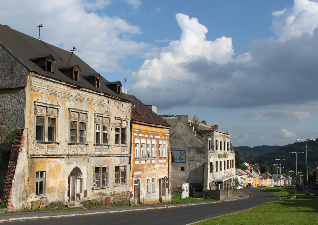 Lais Puzzle - Durchgangsstraße in Joachimsthal im böhmischen Erzgebirge - 100, 200, 500 & 1.000 Teile p-255357