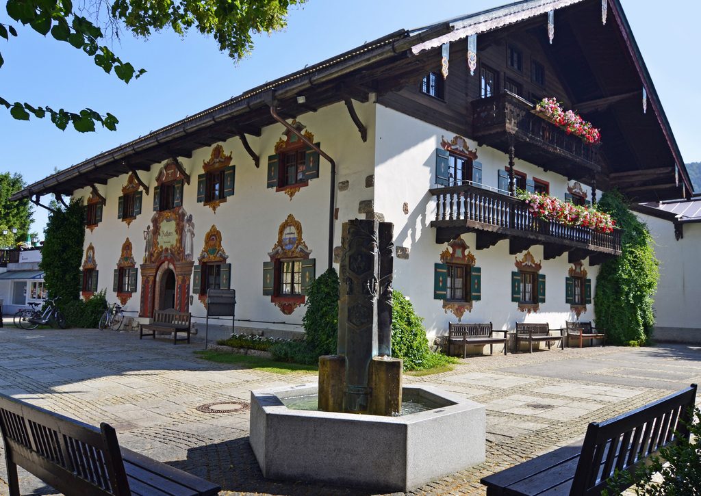 Lais Puzzle - Rathaus, Ruhpolding - 100, 200, 500 & 1.000 Teile p-255432