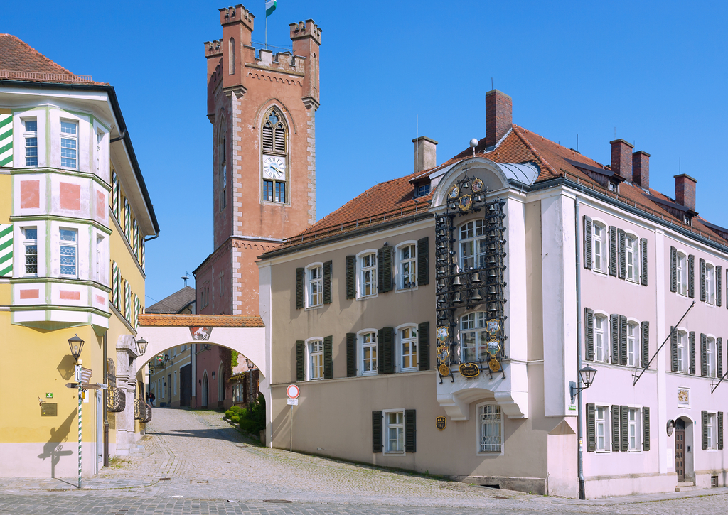 Lais Puzzle - Furth im Wald, Schlossplatz mit Landestormuseum, Glockenspiel - 100, 200, 500 & 1.000 Teile p-255472