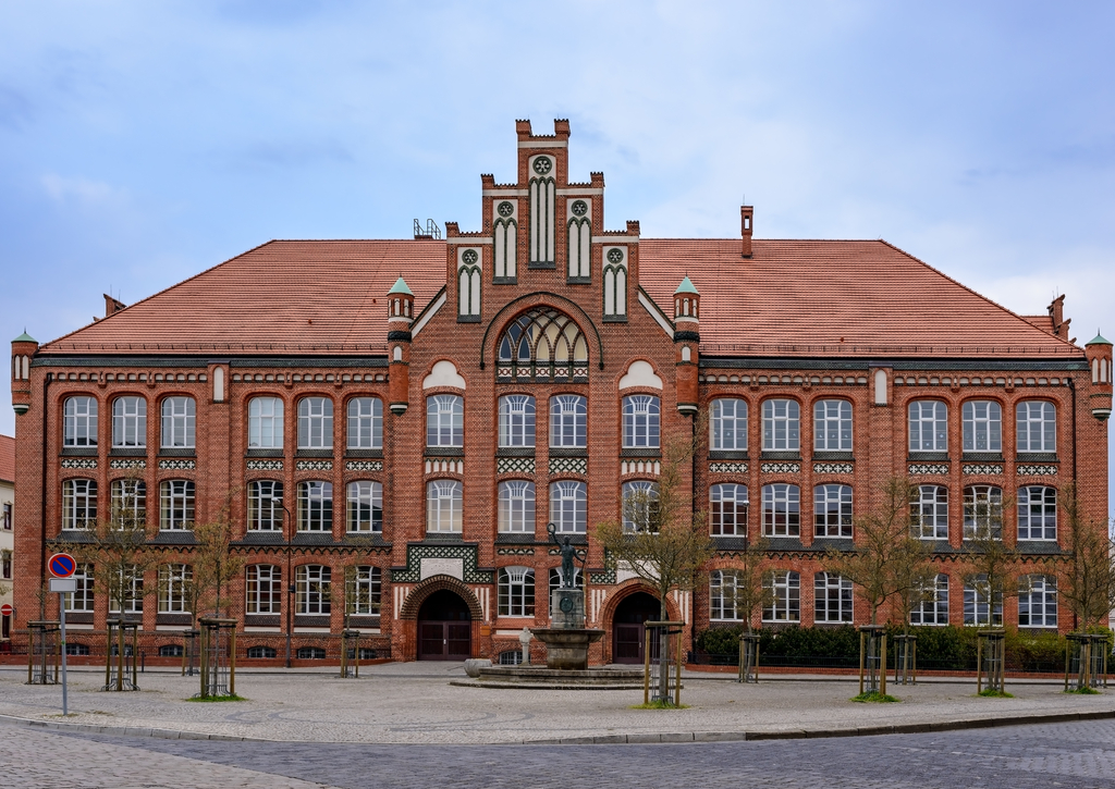 Lais Puzzle - Denkmalgeschützte Jahnschule in Wittenberge - 100, 200, 500 & 1.000 Teile p-255887