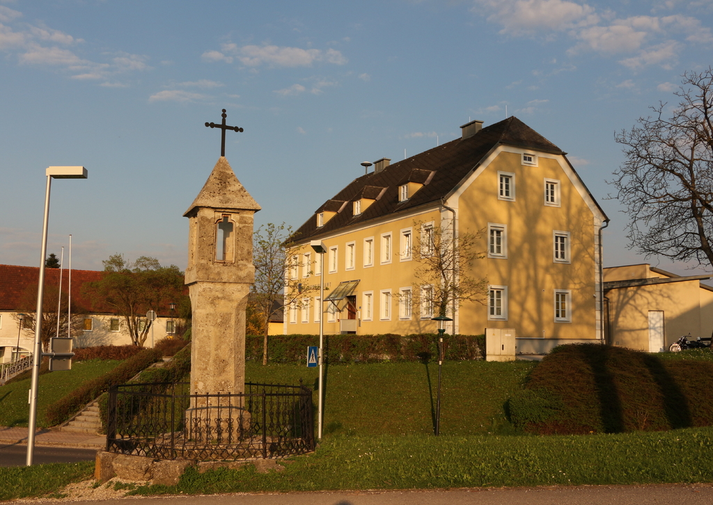 Lais Puzzle - Das Gemeindeamt im Zentrum von Pfarrkirchen bei Bad Hall - 100, 200, 500 & 1.000 Teile p-256497