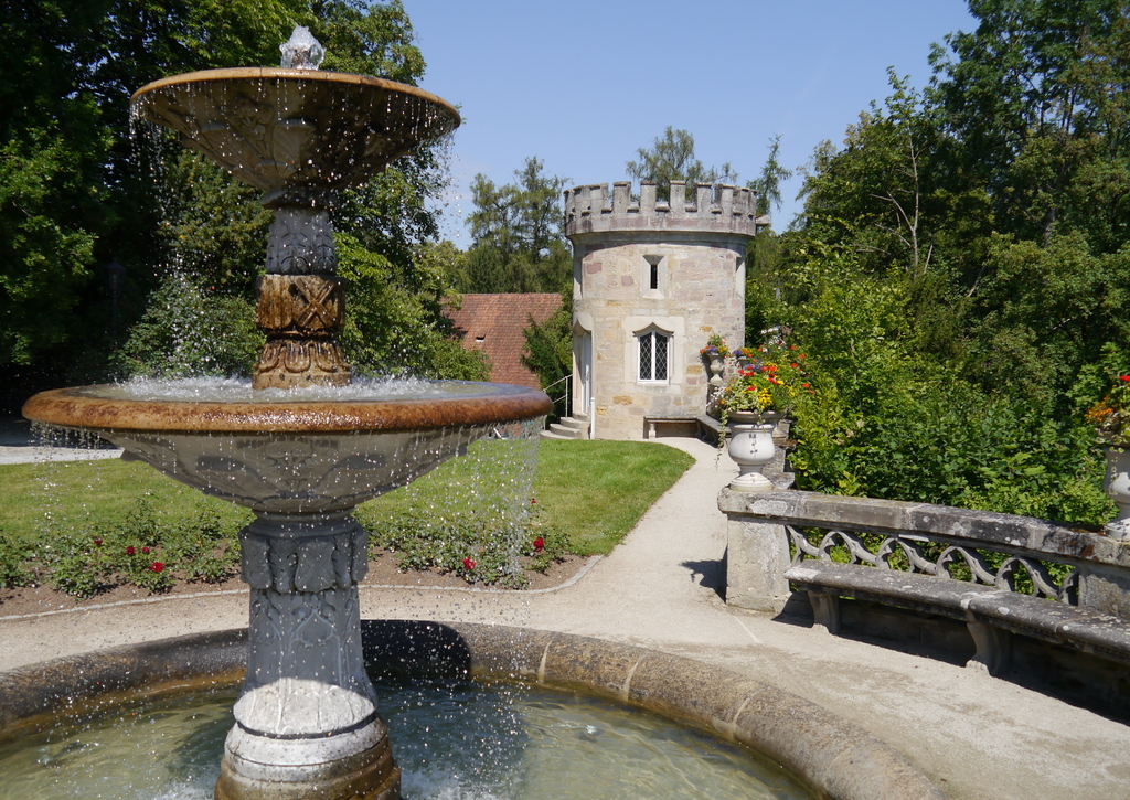 Lais Puzzle - Historischer Schalenbrunnen Schloss Rosenau - 100, 200, 500 & 1.000 Teile p-257397