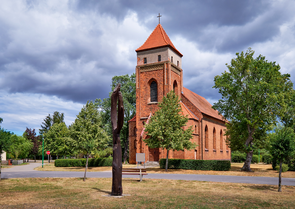 Lais Puzzle - Die denkmalgeschützte neugotische Dorfkirche Bliesdorf am Radwanderweg "Tour Brandenburg" - 100, 200, 500 & 1.000 Teile p-257967