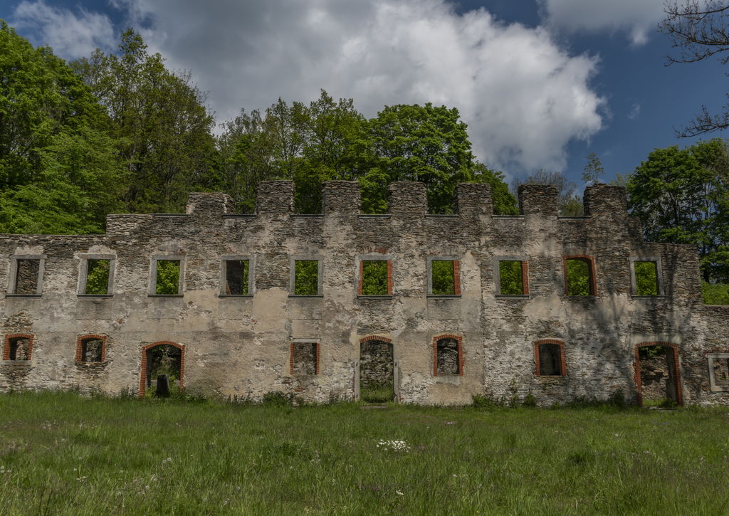 Lais Puzzle - Burgruine Neuberg im Dorf Podhradi in Westböhmen - 100, 200, 500 & 1.000 Teile p-258002