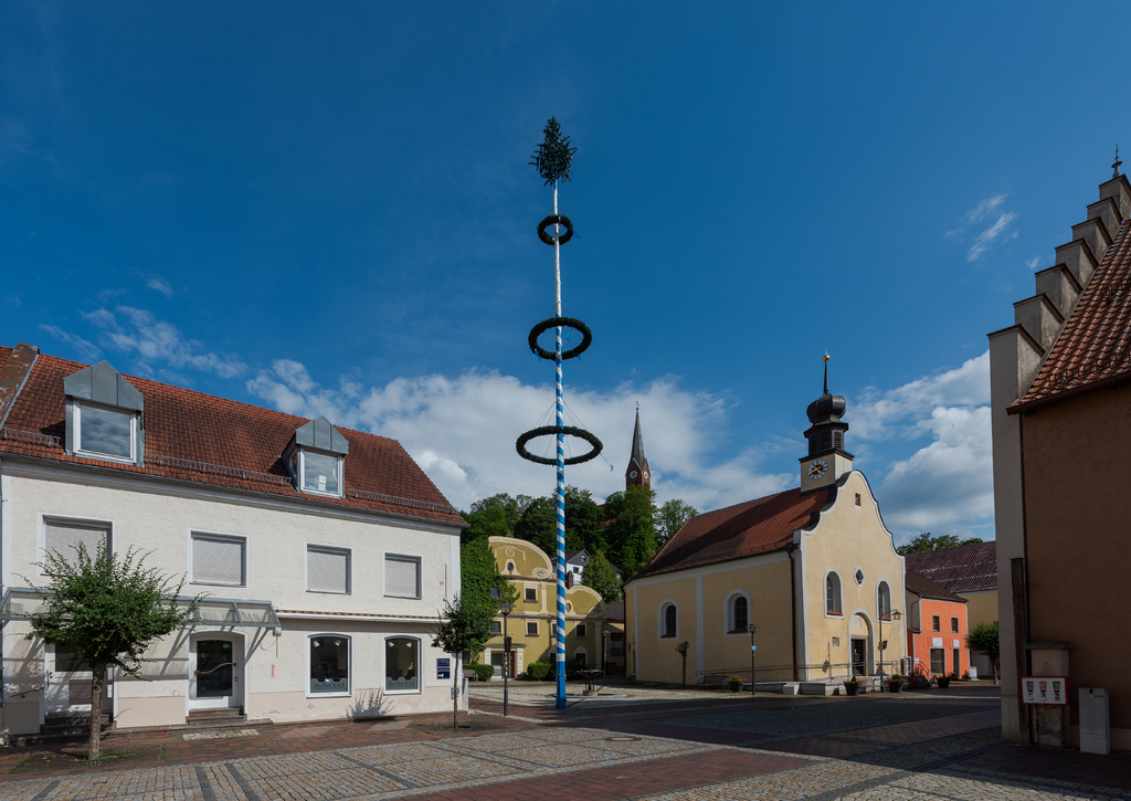 Lais Puzzle - Bad Abbach, Marktplatz, Kirche und Maibaum mit blauem Himmel - 100, 200, 500 & 1.000 Teile p-258077