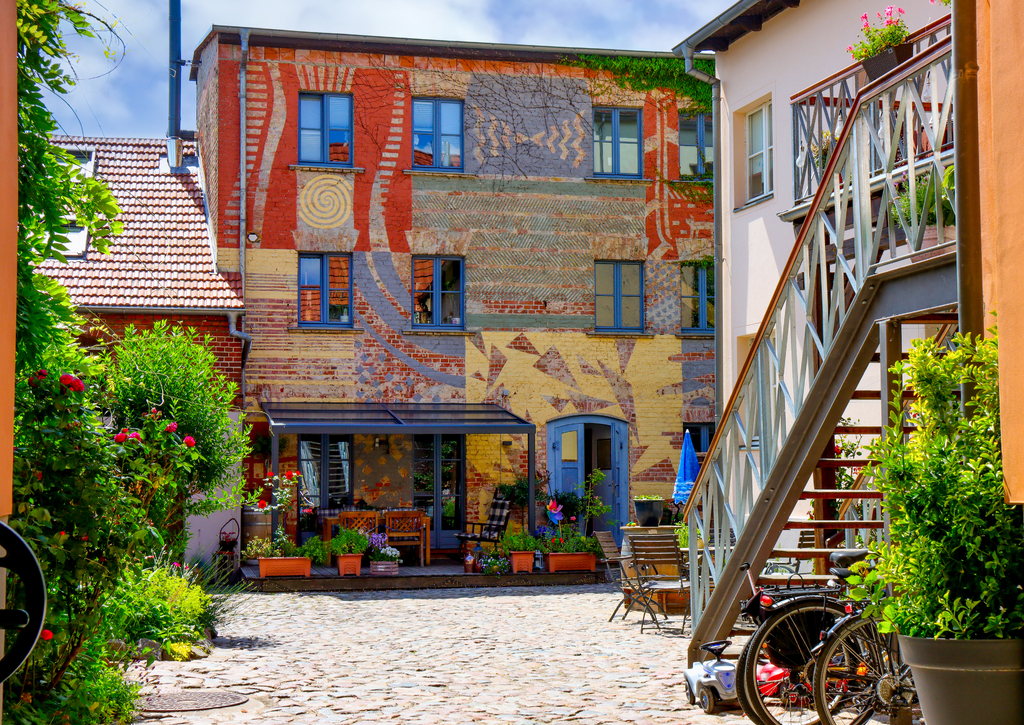 Lais Puzzle - Farbenfrohes Leben, Innenhof Neuruppin - 100, 200, 500 & 1.000 Teile p-258177