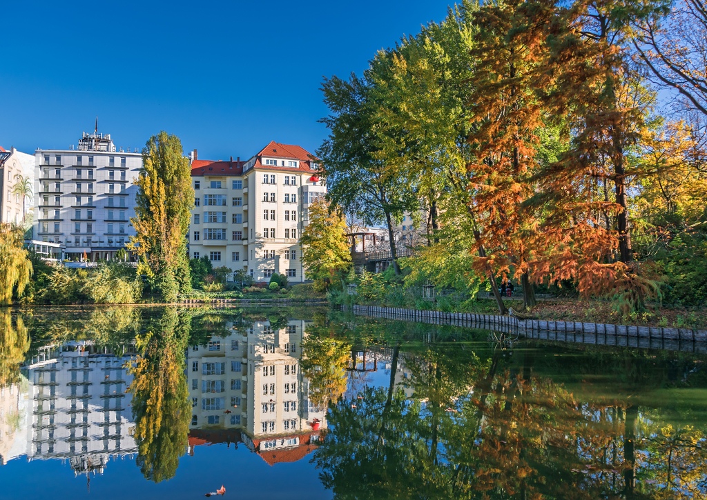 Lais Puzzle - Park am Ufer des Lietzen-Sees mit sich im Wasser spiegelnden Gebäuden in Berlin, Deutschland - 100, 200, 500 & 1.000 Teile p-258507