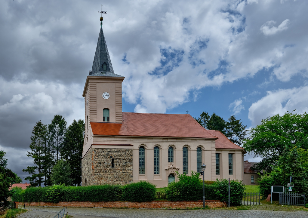 Lais Puzzle - Dramatischer Wolkenhimmel über der denkmalgeschützten Stadtkirche Biesenthal (Blick von Süden) - 100, 200, 500 & 1.000 Teile p-258602