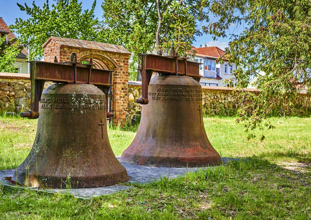 Lais Puzzle - Alte, rostige Kirchenglocke auf einer Wiese in der Landgemeinde Rangsdorf in Deutschland. - 100, 200, 500 & 1.000 Teile p-258657