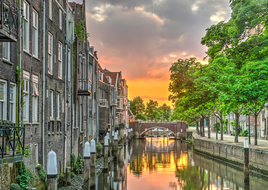 Lais Puzzle - Feuriger Sonnenuntergang reflektiert in einem Kanal gesäumt von Häusern im mittelalterlichen Stadtzentrum von Dordrecht, Niederlande - 100, 200, 500 & 1.000 Teile p-259912