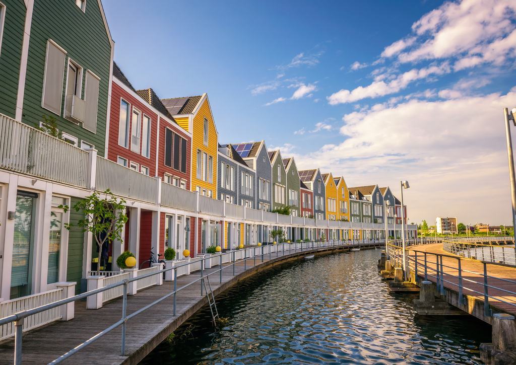 Lais Puzzle - Skyline von Houten mit berühmten Regenbogenhäusern in den Niederlanden - 100, 200, 500 & 1.000 Teile p-259997