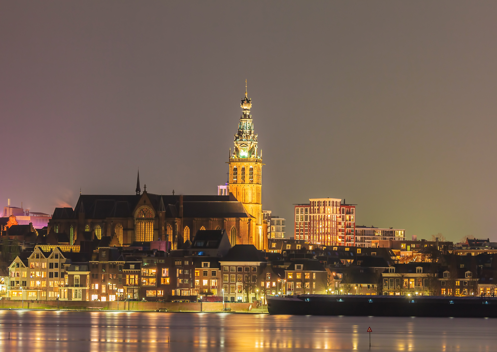 Lais Puzzle - Die niederländische Stadt Nijmegen mit dem überfluteten Fluss Waal im Vordergrund - 100, 200, 500 & 1.000 Teile p-260007