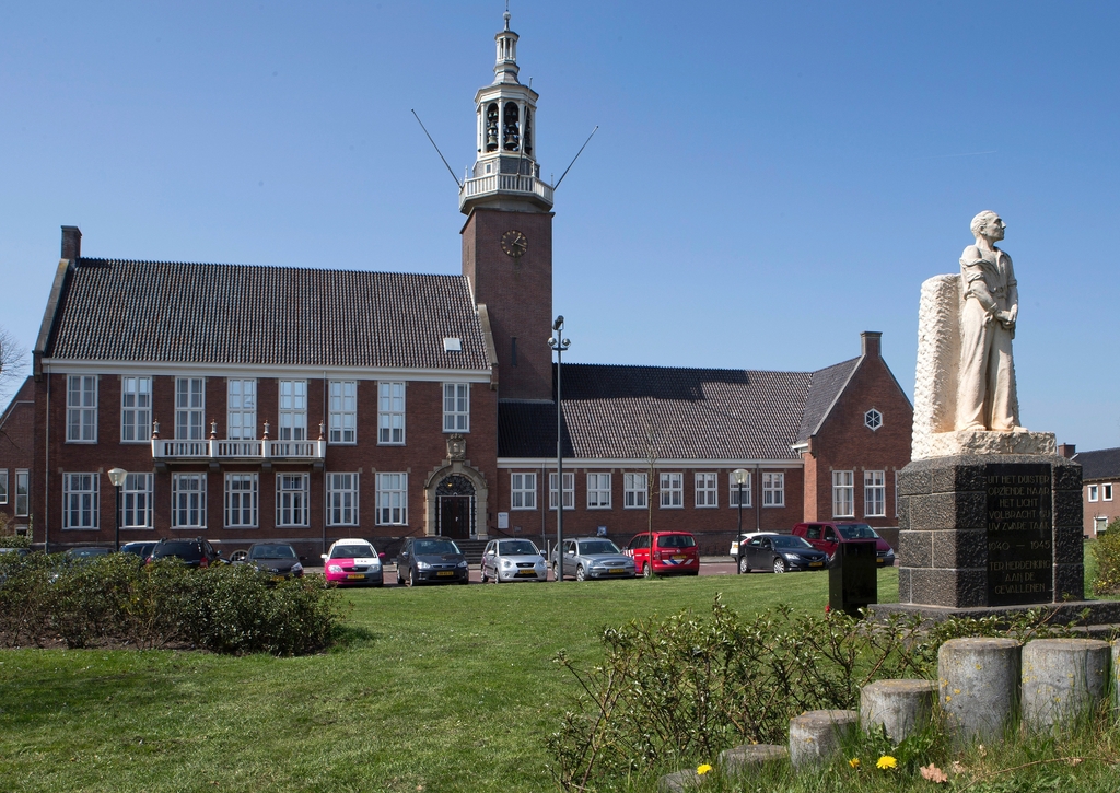 Lais Puzzle - Cityhall Hoogeveen Drenthe Niederlande. Mit Park und Statue - 100, 200, 500 & 1.000 Teile p-260322