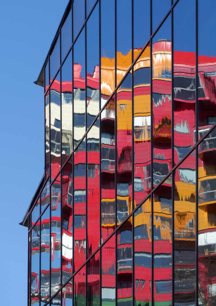 Lais Puzzle - Wohnhaus in Örnsköldsvik spiegelt sich in einer Glasfassade - 100, 200, 500 & 1.000 Teile p-261717