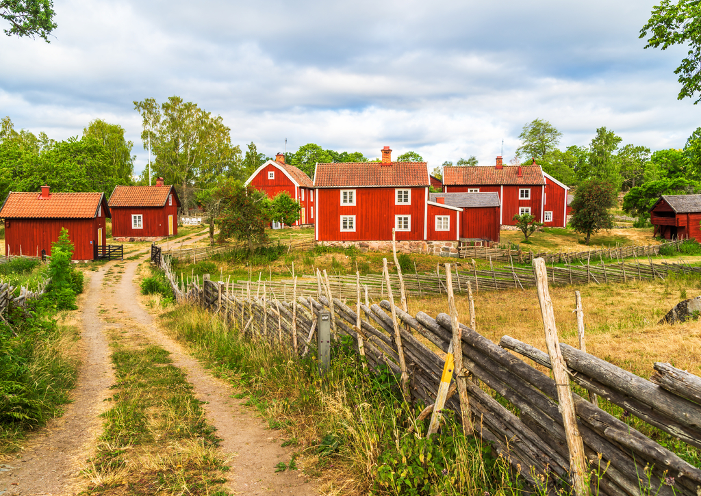 Lais Puzzle - Das historische Dorf Stensjo in Smaland, Schweden, von einer nahe gelegenen Landstraße aus gesehen - 100, 200, 500 & 1.000 Teile p-261937