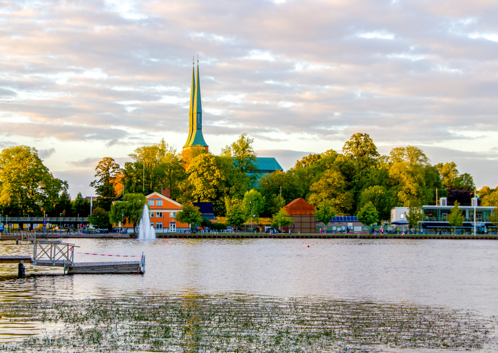 Lais Puzzle - Ein malerischer und leerer Holzsteg am schwedischen See Trummen in Vaxjo, in der Region Smaland, Schweden an einem sonnigen Tag mit einigen Wolken am Himmel. Vaxjo ist bekannt als die grünste Stadt in Europa - 100, 200, 500 & 1.000 Teile p-261992
