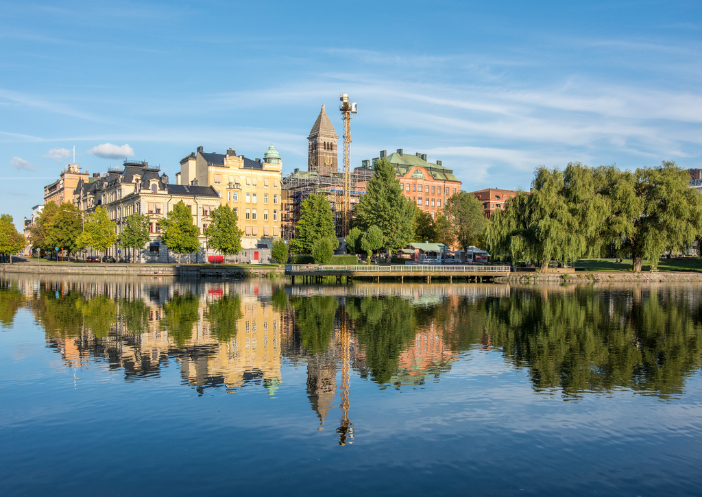 Lais Puzzle - Die Uferpromenade von Norrköping und der Fluss Motala an einem ruhigen Sonntagabend im frühen September. Norrköping ist eine historische Industriestadt in Schweden - 100, 200, 500 & 1.000 Teile p-262012