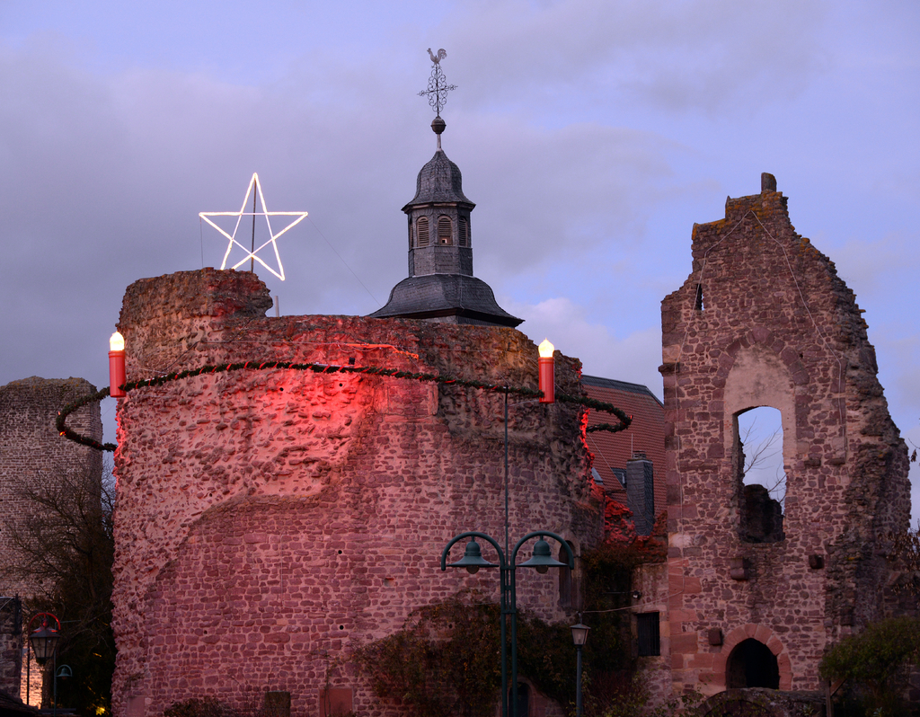 Lais Puzzle - Burg Hayn in Dreieichenhain mit Adventsschmuck - 40, 100, 200, 500 & 1.000 Teile p-263140