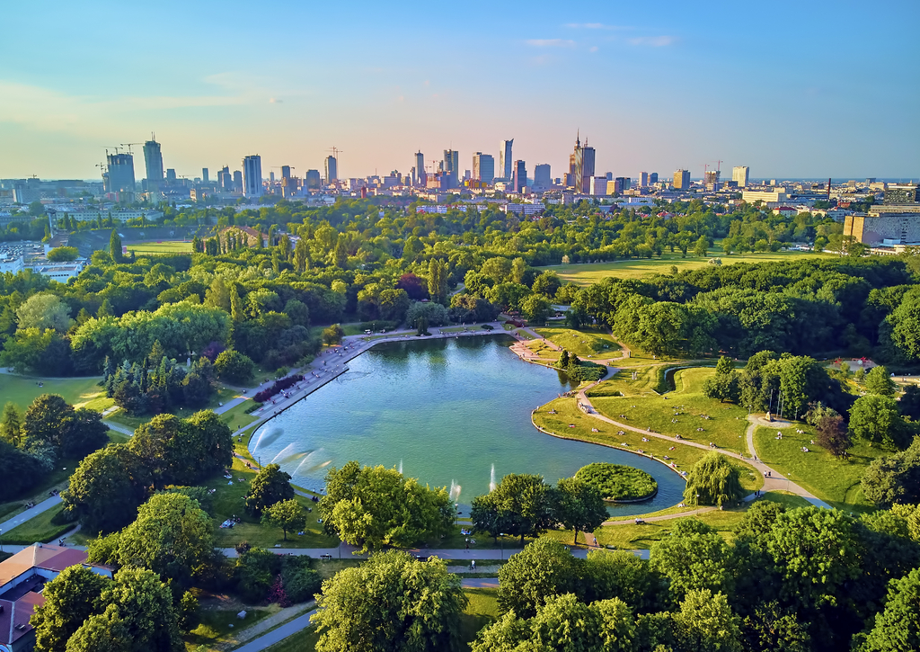 Lais Puzzle - Ein schöner Panoramablick auf den Sonnenuntergang in einem fabelhaften Abend im Juni von der Drohne in Pola Mokotowskie in Warschau, Polen - "Mokotow Field" ist ein großer Park in Warschau - Heißt "Jozef Pilsudski Park" - 100, 200, 500... p-264231