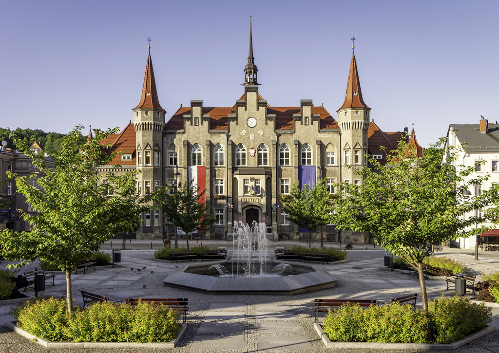 Lais Puzzle - Walbrzych, Polen - malerisches neugotisches Rathaus am Magistracki-Platz - 100, 200, 500 & 1.000 Teile p-264286