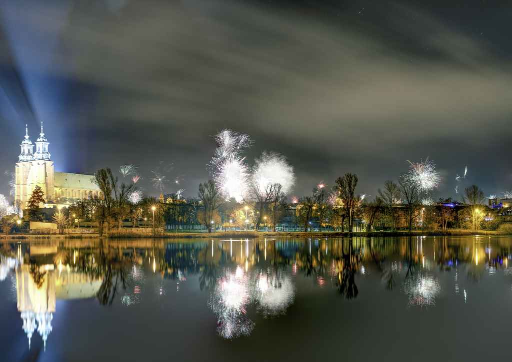Lais Puzzle - Neujahrsfeuerwerk über Gniezno, Polen; nächtlicher Blick auf die gotische Kathedrale am See. Winter 2020 - 100, 200, 500 & 1.000 Teile p-264306