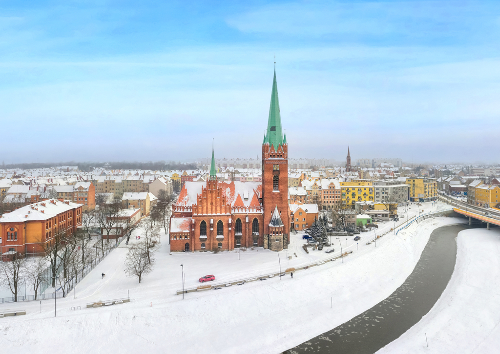Lais Puzzle - Legnica, Polen. Panoramablick auf die winterliche Stadtlandschaft mit dem Sankt-Jakob-Heiligtum und dem Fluss Kaczawa - 100, 200, 500 & 1.000 Teile p-264376