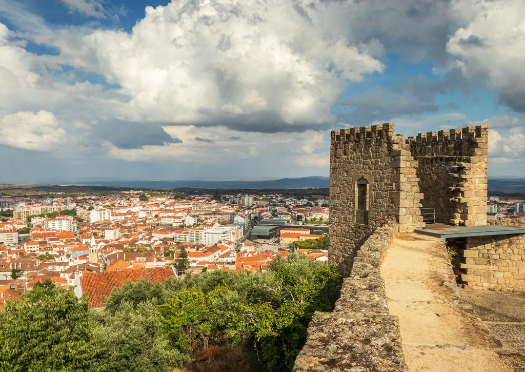Lais Puzzle - Schlossturm von Castelo Branco, Portugal, mit der Stadt im Hintergrund und einem Himmel mit großen Wolken - 100, 200, 500 & 1.000 Teile p-265931