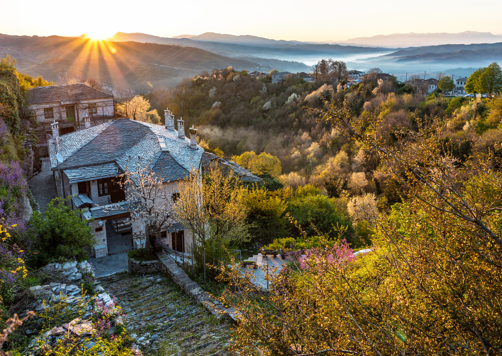 Lais Puzzle - Sonnenaufgang über dem malerischen Dorf Vitsa in der Region Zagori, Nordgriechenland - 100, 200, 500 & 1.000 Teile p-266881