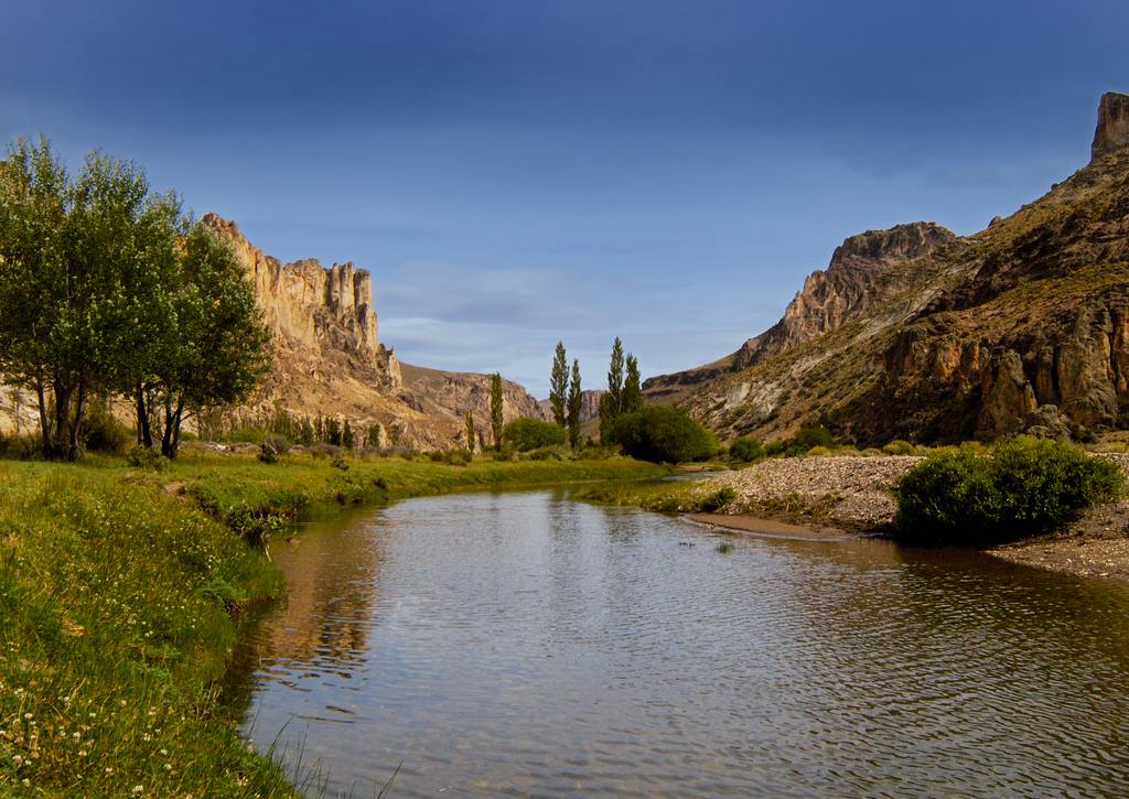 Lais Puzzle - Der Fluss Pinturas oder Ecker ist ein Flussufer in der Provinz Santa Cruz, Argentinien, das sich durch den Cañadón del Río Pinturas erstreckt - 100, 200, 500, 1.000 & 2.000 Teile p-267741