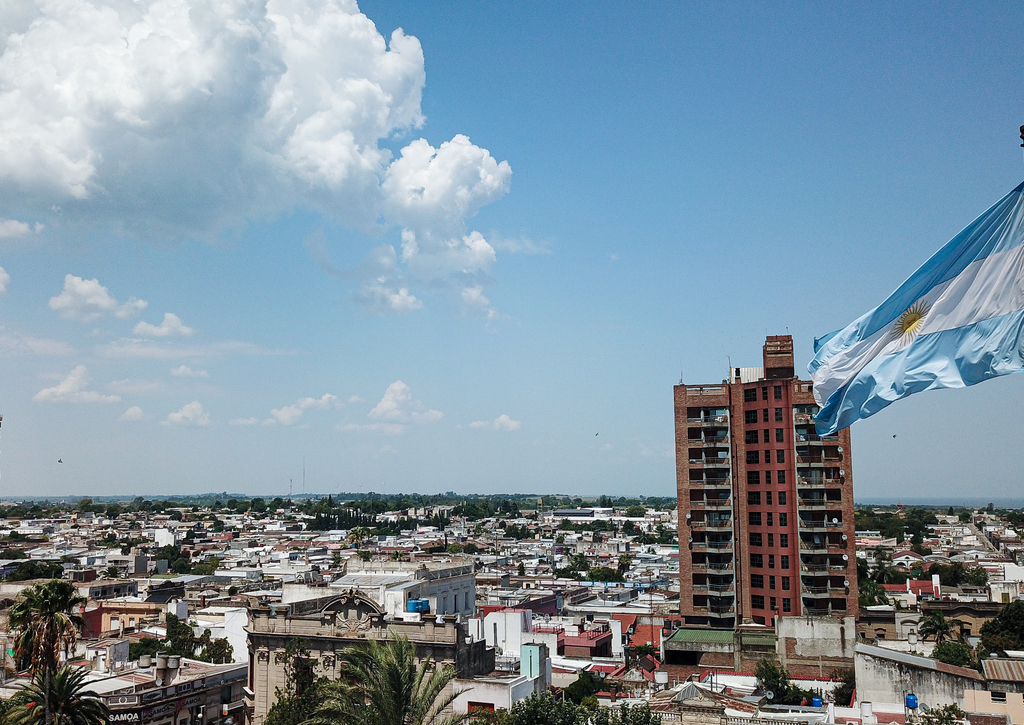 Lais Puzzle - Die argentinische Flagge weht im Wind vor einem blauen Himmel, Victoria City, Entre Rios, Argentinien - 100, 200, 500, 1.000 & 2.000 Teile p-269381