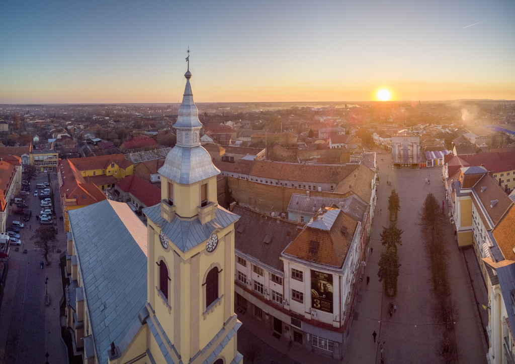 Lais Puzzle - Abendansicht von oben auf Beregovo. Zentraler Platz und schöne Abendsonne. Ukraine - 100, 200, 500, 1.000 & 2.000 Teile p-269686