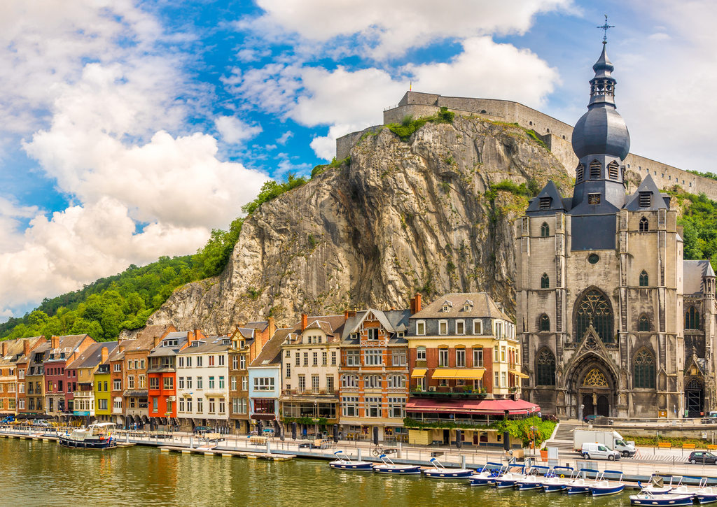 Lais Puzzle - Panoramablick auf das Maasufer mit Häusern und der Kirche Mariä Himmelfahrt in Dinant - Belgien - 100, 200, 500 & 1.000 Teile p-271761