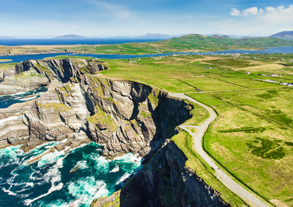 Lais Puzzle - Erstaunliche, von Wellen umspülte Kerry Cliffs, die spektakulärsten Klippen im County Kerry, Irland. Touristenattraktionen auf der berühmten Ring of Kerry-Route - 100, 200, 500 & 1.000 Teile p-272791