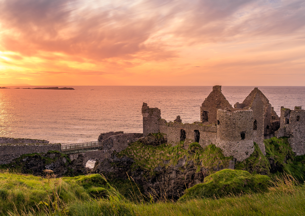 Lais Puzzle - Ruine des mittelalterlichen Dunluce Castle auf der Klippe bei herrlichem Sonnenuntergang, Wild Atlantic Way, Bushmills, County Antrim, Nordirland - 100, 200, 500 & 1.000 Teile p-272906