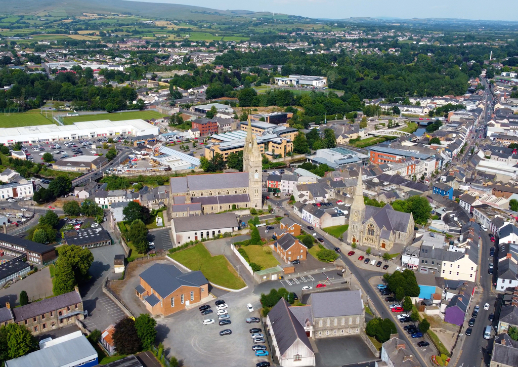 Lais Puzzle - Luftaufnahme der St. Columbas Church of Ireland Sacred Heart Church im Stadtzentrum von Omagh in der nordirischen Grafschaft Tyrone - 100, 200, 500 & 1.000 Teile p-273031