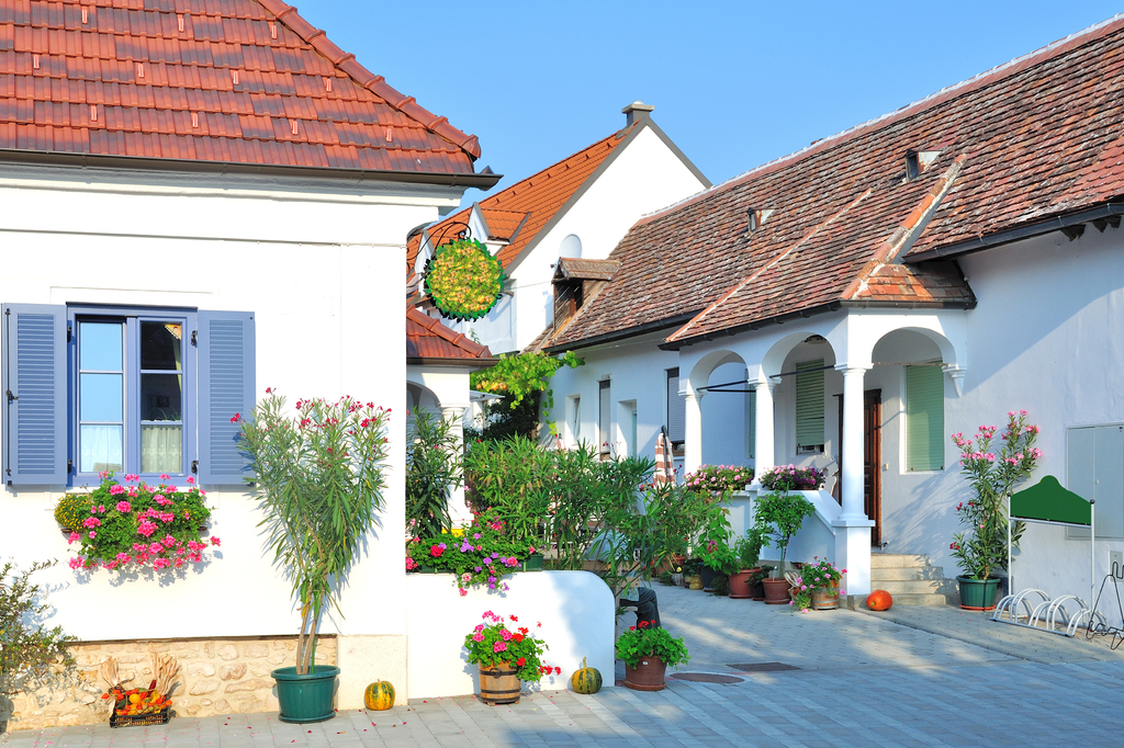 Lais Puzzle - Gasse im idyllischen Weinort Mörbisch am Neusiedler See im Burgenland, Österreich - 2.000 Teile p-273637