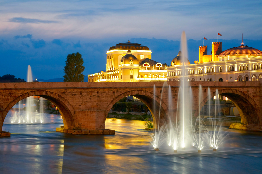 Lais Puzzle - Die nordmazedonische Hauptstadt Skopje. Alte Steinbrücke - 2.000 Teile p-274575