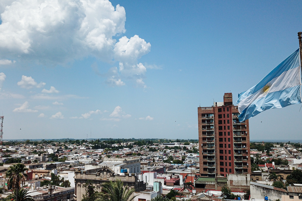 Lais Puzzle - Die argentinische Flagge weht im Wind vor einem blauen Himmel, Victoria City, Entre Rios, Argentinien - 2.000 Teile p-274975